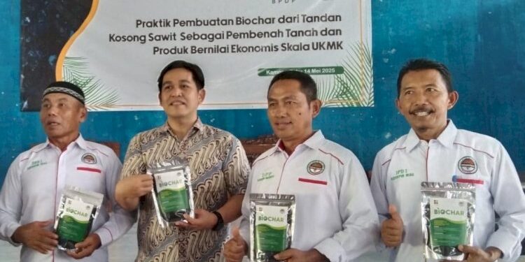 Aspekpir Praktikkan Pembuatan Biochar dari Tandan Kosong Sawit