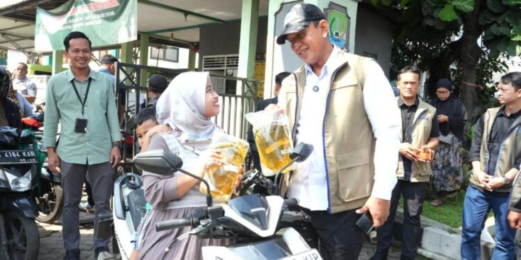 Dirut Bulog Sidak Pasar di Jakarta, Pastikan Ketersediaan Minyakita dalam Kondisi Aman