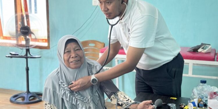 PT BSP Perkuat Kesehatan Masyarakat, 121 Warga Desa Sukananti Terima Layanan Pengobatan Gratis