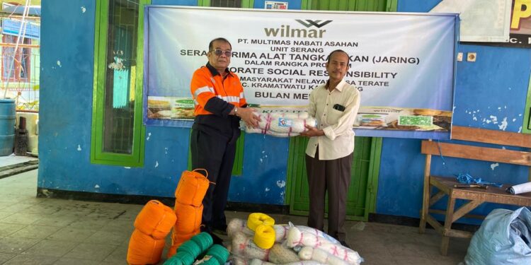 Wilmar Dukung Nelayan Lewat Bantuan Peralatan Tangkap Ikan