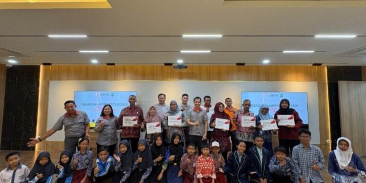 Sinar Mas Agribusiness and Food Berikan Beasiswa Pendidikan untuk 137 Pelajar di Tarjun